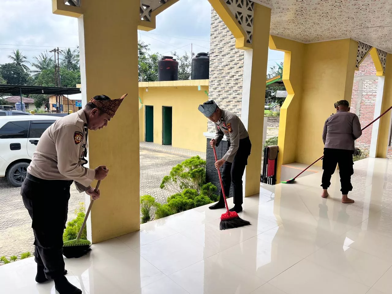 Satresnarkoba dan Samapta Bersihkan Masjid, Kapolres Rohil: Bentuk Kepedulian dan Pengabdian Polri