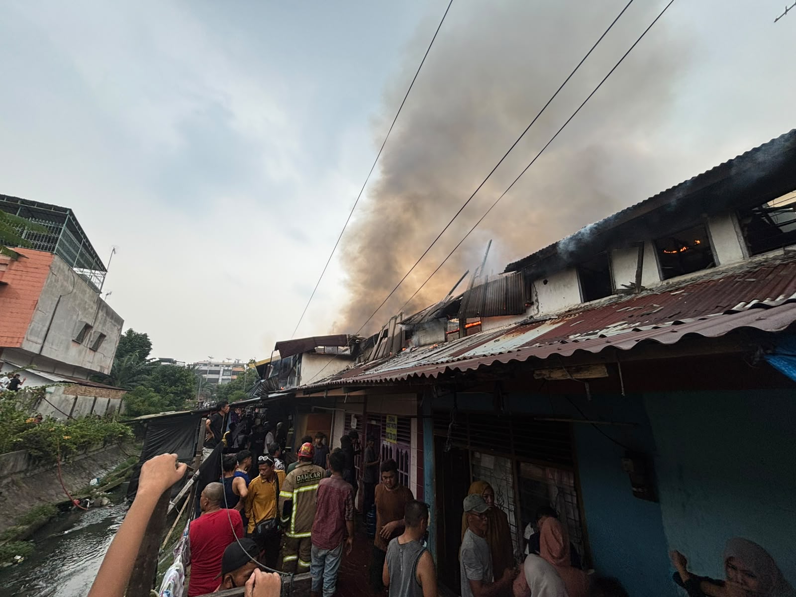 Rumah di Jalan Nilam Belakang Ramayana Pekanbaru Terbakar