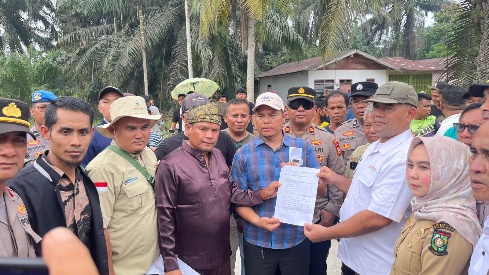 Ratusan Warga Sei Jernih di Kampar Demo PT Agrinas Palma Nusantara