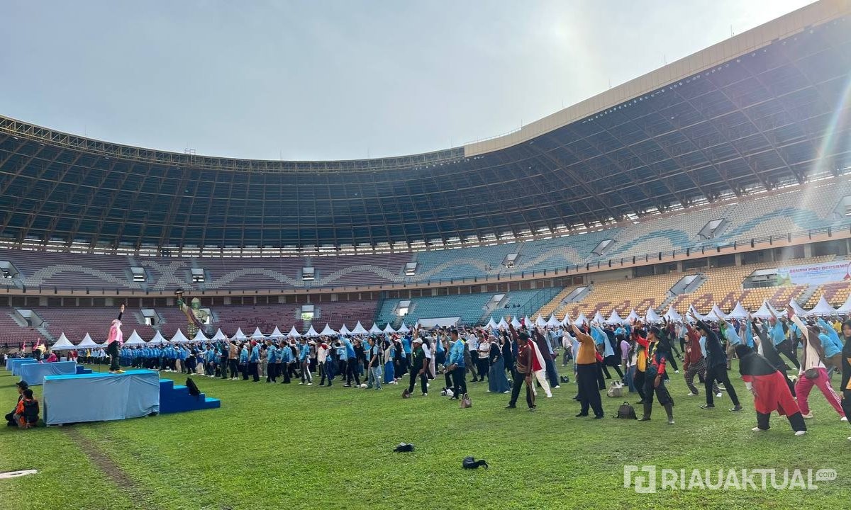 Meriahkan Hari Jadi ke-69, Ribuan Masyarakat Ikuti Senam Bersama di Stadion Utama Riau