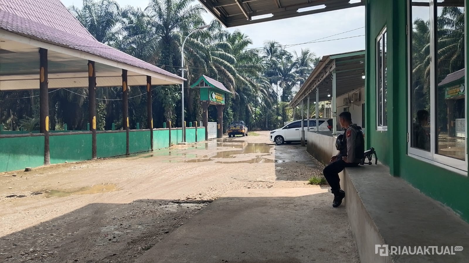 BREAKING NEWS: KPK Geledah Balai Datuk Panglimo Dalam Milik Suhardiman Amby di Kuansing