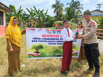 Green Policing Masuk SDN 07 Mukti Jaya Hulu Rohil, Polsek Rimba Melintang Tanam 2 Pohon Kelengkeng