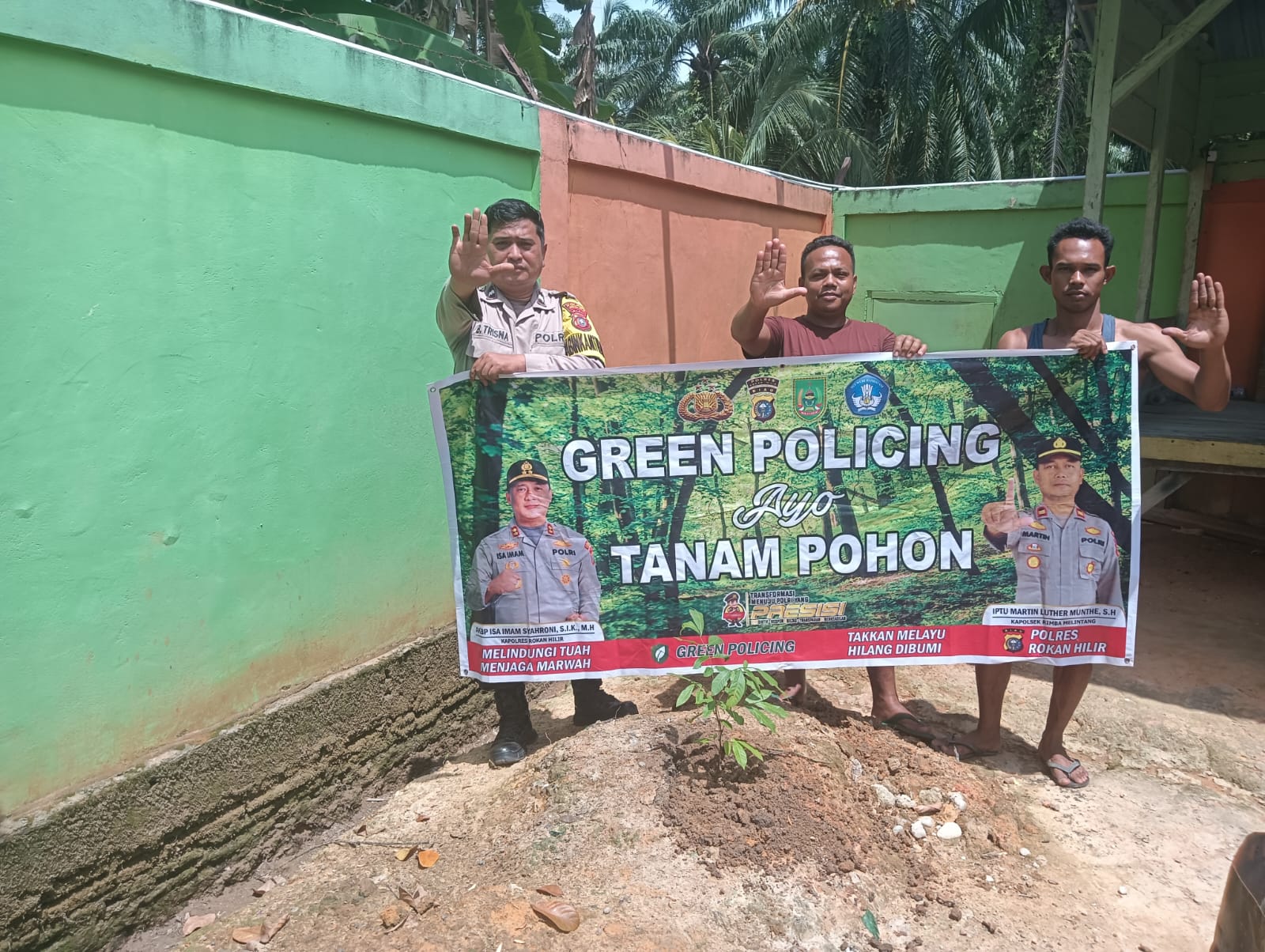 Green Policing Polsek Rimba Melintang Tanam Pohon Bersama Warga di Rohil