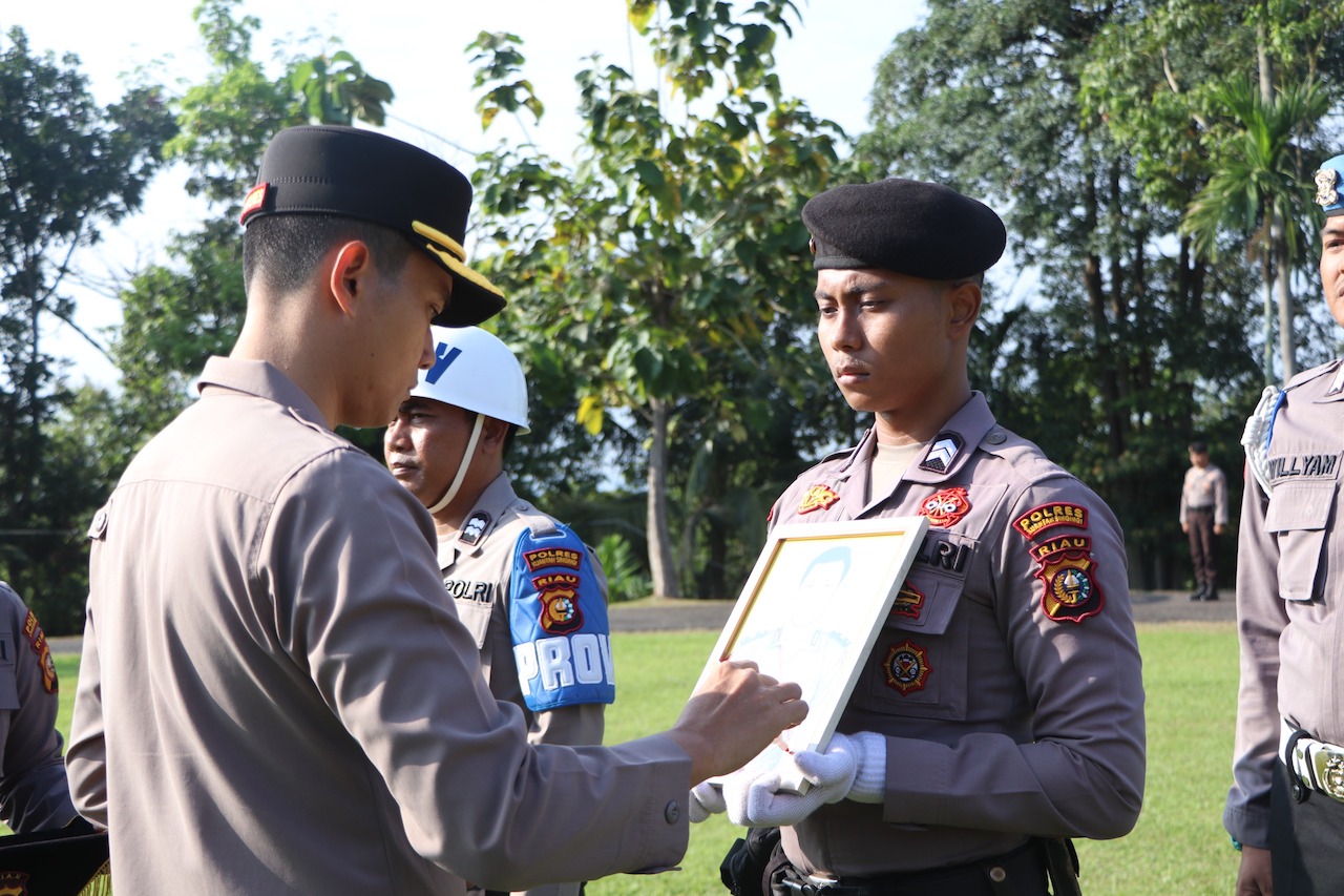 Bolos Kerja Lebih dari 30 Hari, Dua Polisi di Kuansing Dipecat Tidak Hormat