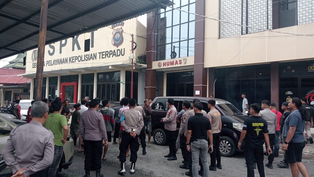 Bawa Senjata Kecepek, Sejumlah Warga SAD Datangi Polres Merangin Usai Penindakan PETI
