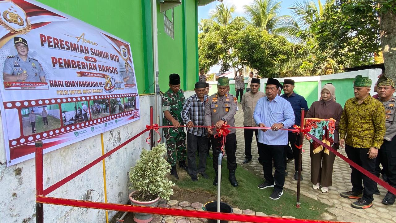 Sambut Hari Bhayangkara ke-80, Polisi di Rohil Buat Sumur Bor dan Salurkan Bansos