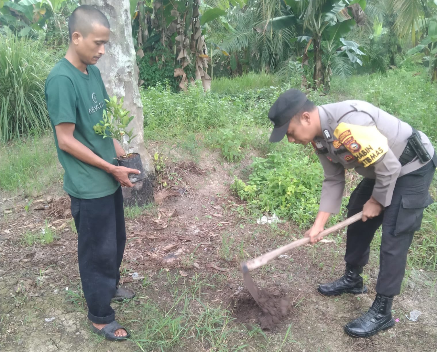 Green Policing Berjalan di Rohil, Polisi Tanam Bibit Pohon dan Ajak Warga Jaga Lingkungan