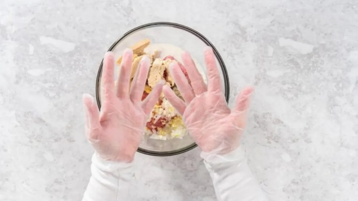Penyebab Sarung Tangan Plastik Sebaiknya Tidak Dipakai untuk Makanan Panas dan Berminyak