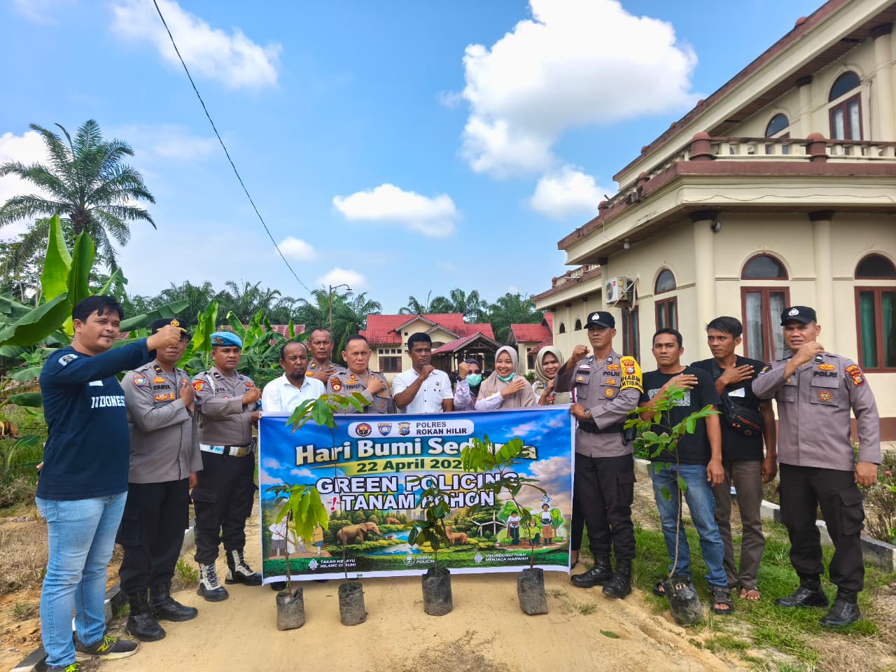 Hari Bumi 2026, Polsek Bangko Pusako Tanam Pohon di Halaman Mako