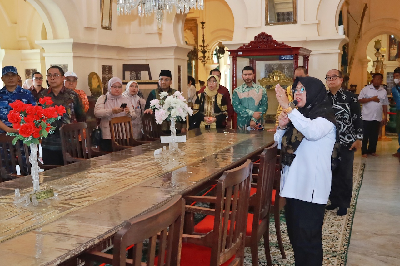 Lantai Istana Siak Lapuk, Bupati Afni Minta Komisi X DPR Bantu Renovasi