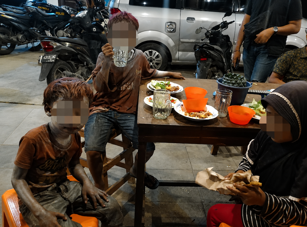 Tiga Anak Dipaksa Jadi Pengemis dan Manusia Silver di Pelalawan, Keluarga Diamankan Polisi