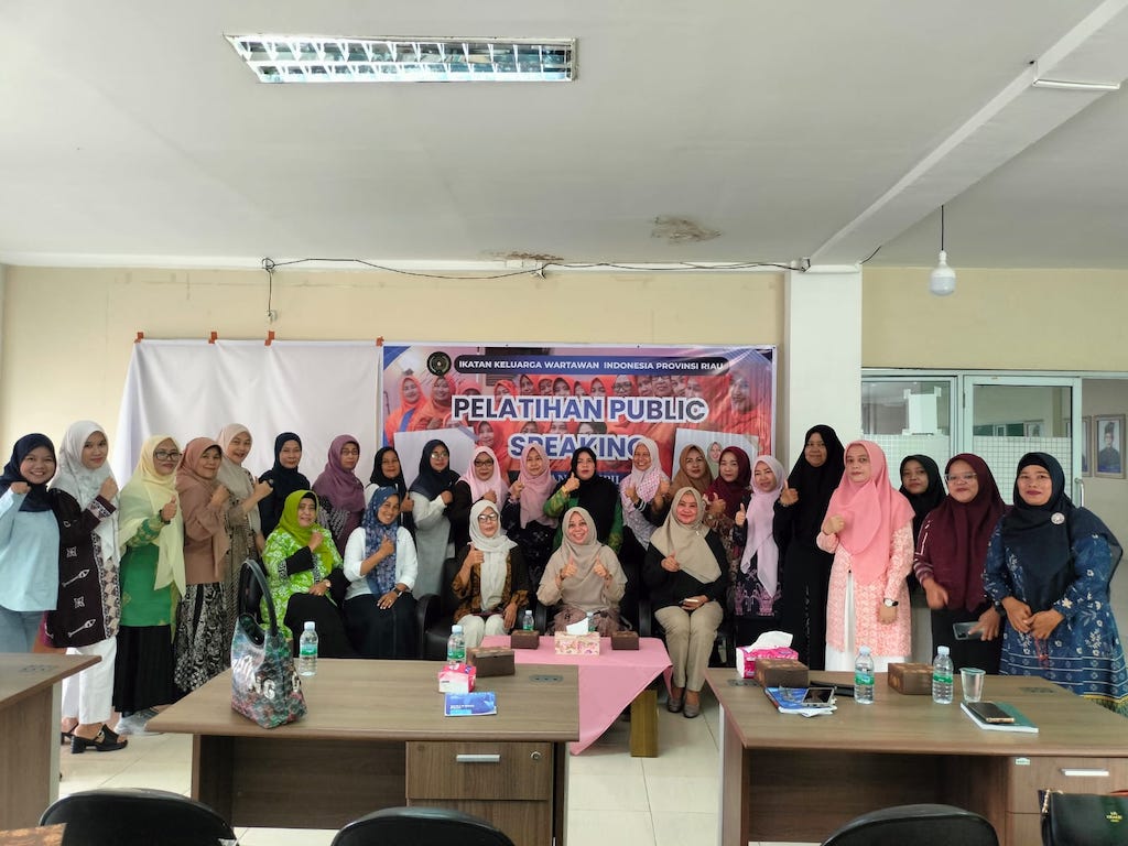 Pelatihan Public Speaking IKWI Riau Dorong Perempuan Berani Tampil dan Ubah Mindset