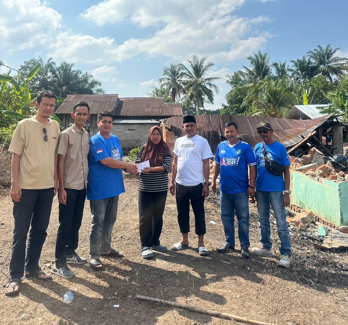 DPC Demokrat Inhu Serahkan Bantuan ke Warga Korban Kebakaran Rumah di Lirik 