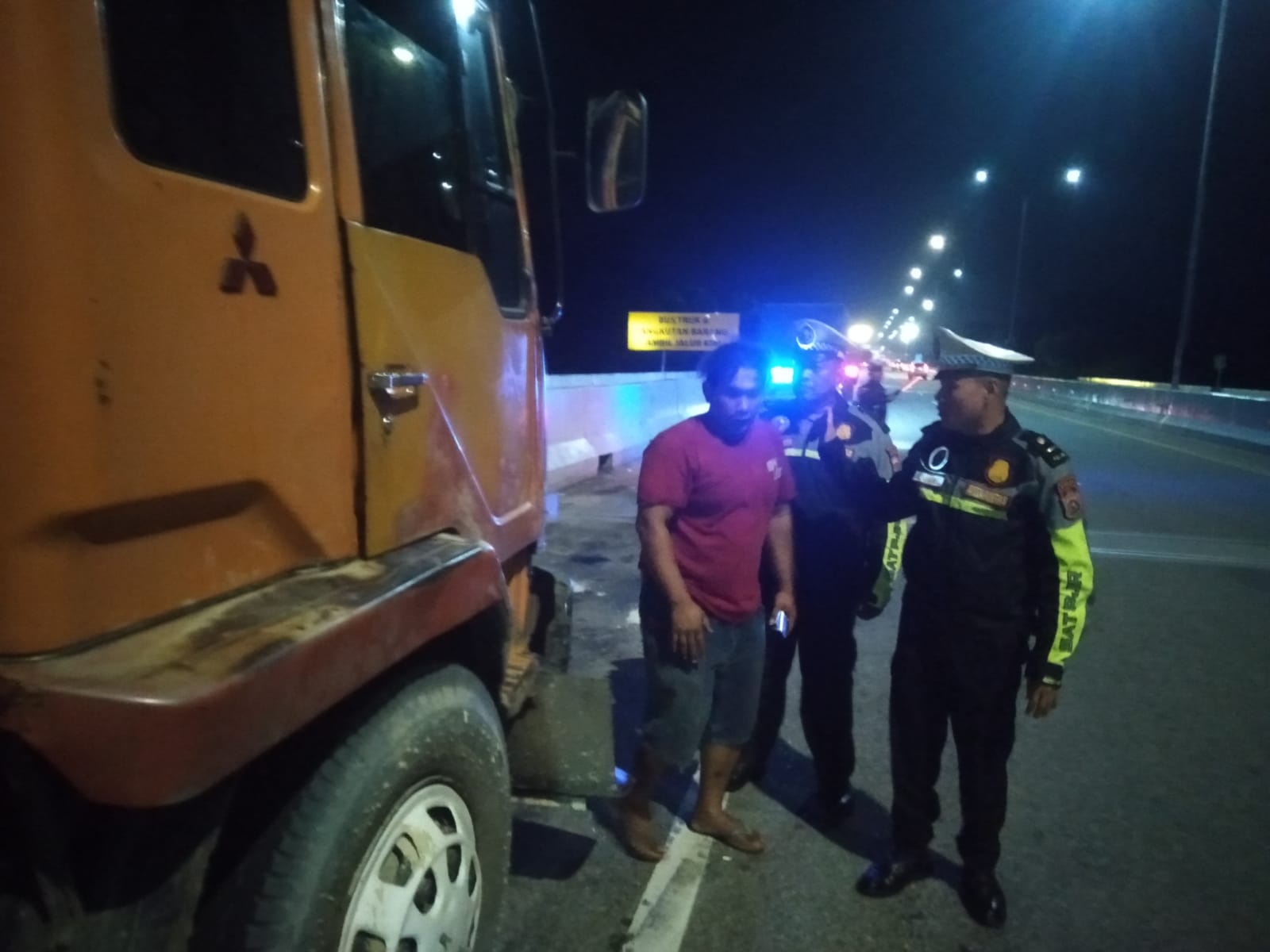 Patroli Malam di Tol Permai, Polisi Tertibkan 8 Truk Parkir di Bahu Jalan