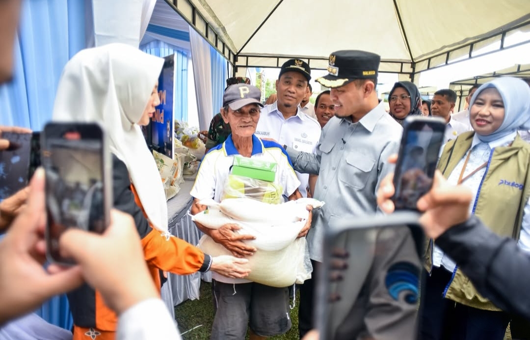 Wako Pekanbaru Salurkan Bantuan Pangan ke Ribuan Warga di Senapelan