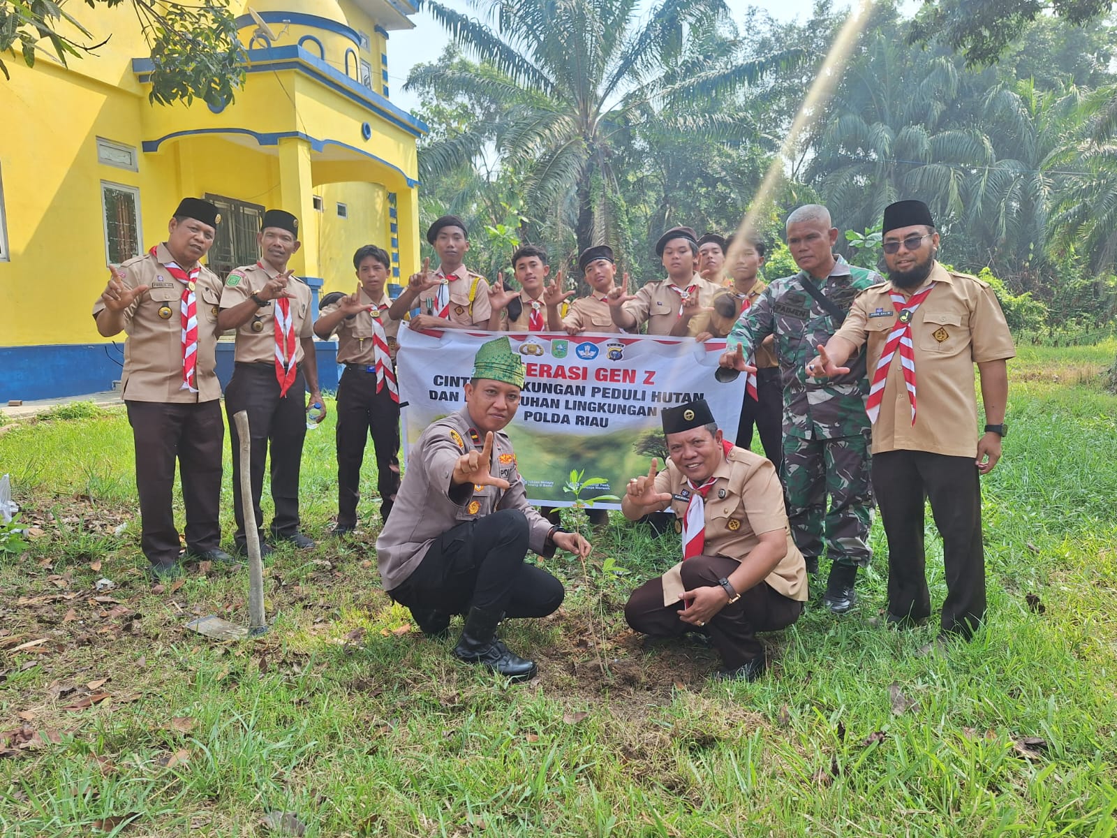 Green Policing di Rohil, Kapolsek Rimba Melintang dan Pelajar Tanam Tiga Pohon di Kantor Camat