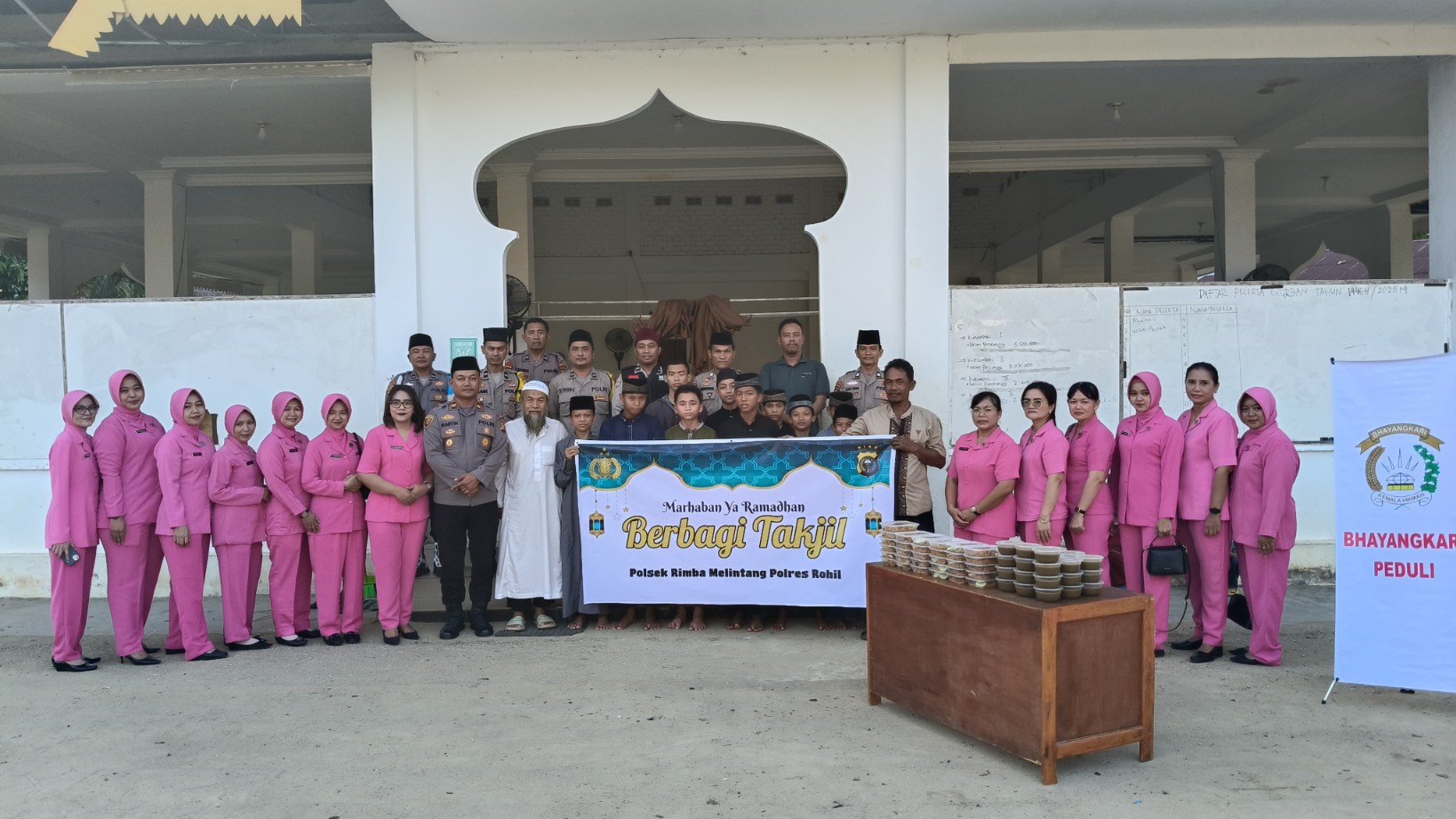 Polsek Rimba Melintang Berbagi 60 Paket Takjil ke Santri dan Jemaah di Rohil