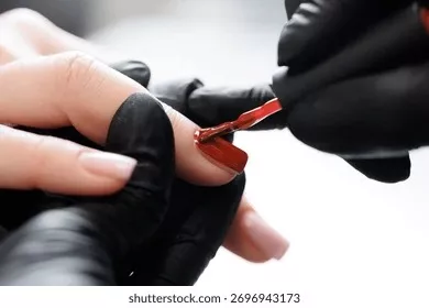 Apakah Salat Pakai Kuteks Halal Tetap Sah?