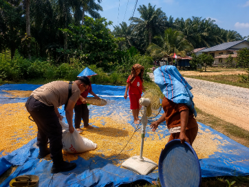 Polsek Bangko Pusako Kawal Jagung Petani ke Bulog Dumai, Dukung Ketahanan Pangan