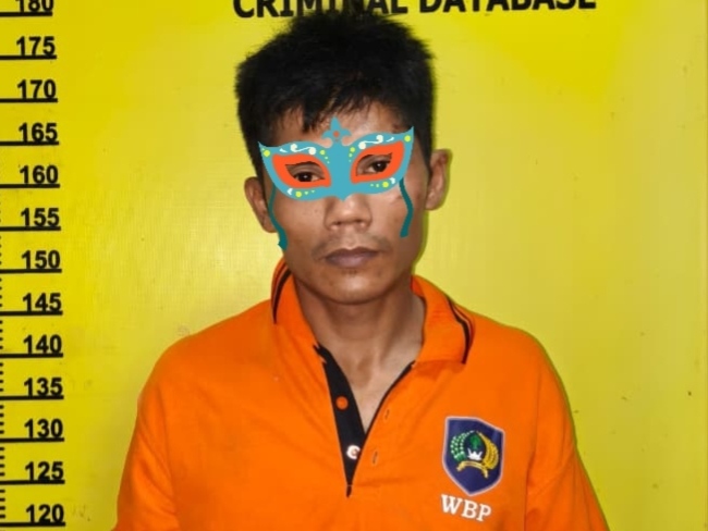 Pria di Inhu Nekat Panjat Plafon Saat Hendak Ditangkap Polisi