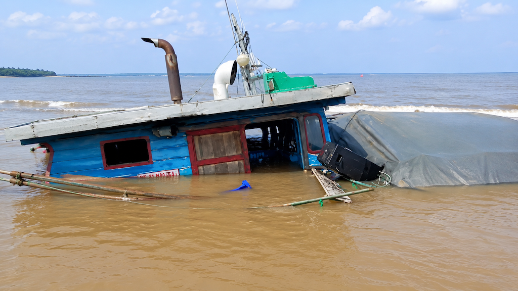 Kapal Pengangkut Tepung Sagu Tenggelam di Perairan Sungai Apit, Muatan Tumpah 