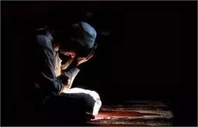 Nangis Saat Salat, Apakah Bikin Ibadahnya Batal? Ini Jawabannya