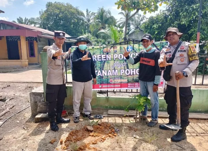 Gaungkan Green Policing, Polsek Rimba Melintang Tanam 10 Pohon Bersama Warga