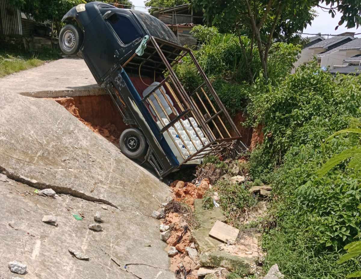 Jalan di Tuah Madani Amblas Digerus Air, Pemko Pekanbaru Segera Lakukan Perbaikan 