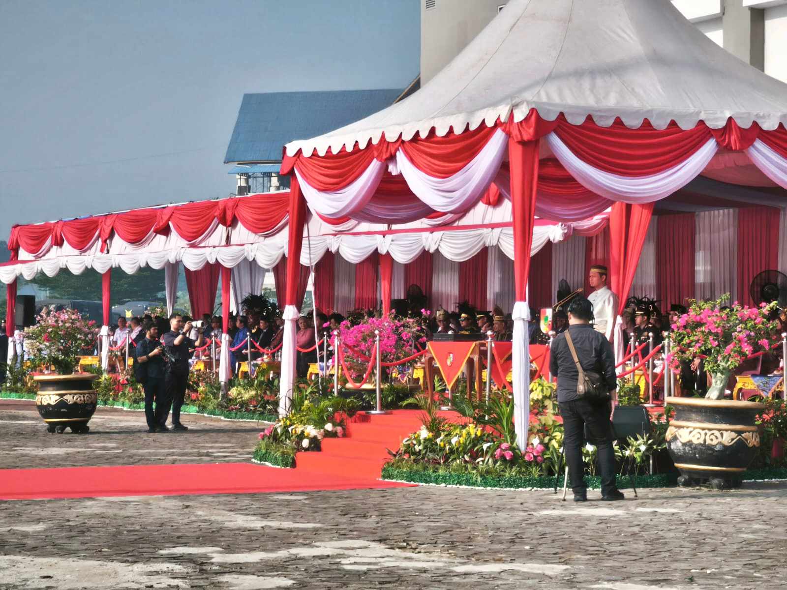 Kenakan Pakaian Adat Bugis, Wako Pekanbaru Serukan Semangat Persatuan dan Kerja Nyata di HUT ke-80 RI