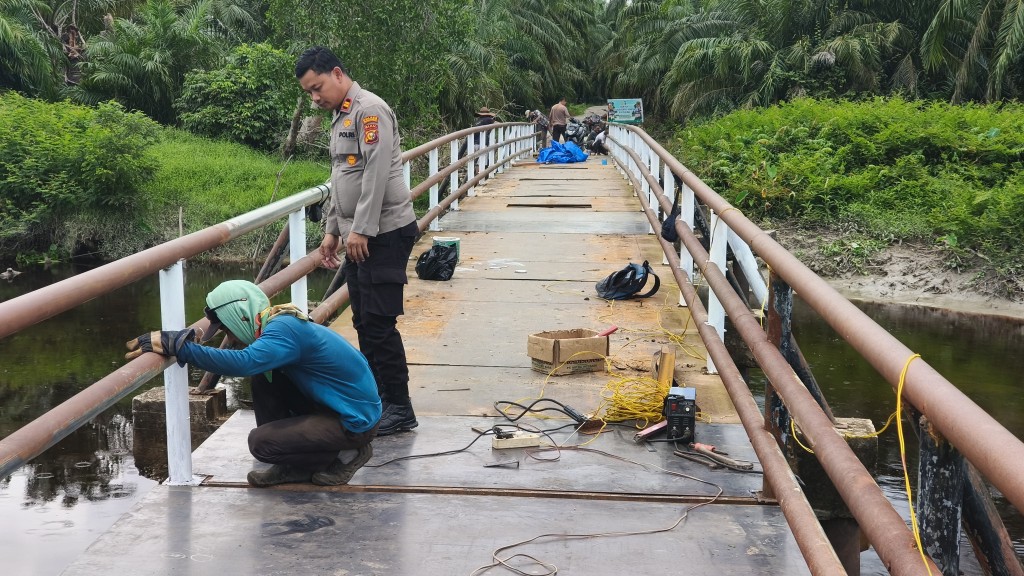 Aksi Nyata Iptu Martin Munthe saat Renovasi Jembatan Merah Putih Presisi di Rohil