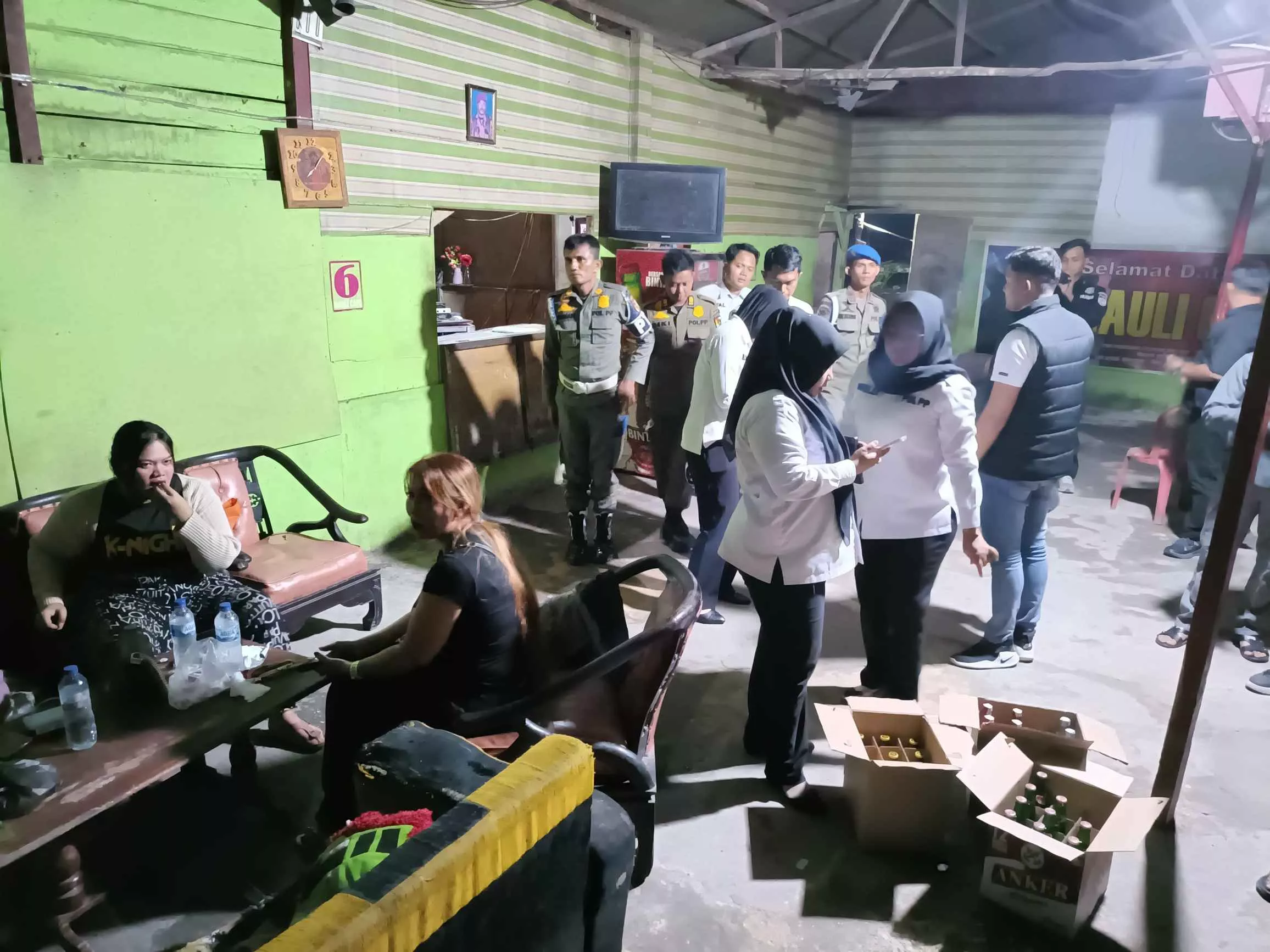 Nekat Buka di Malam Ramadan, Satpol PP Pekanbaru Sita Puluhan Miras dari Warung Remang-remang 