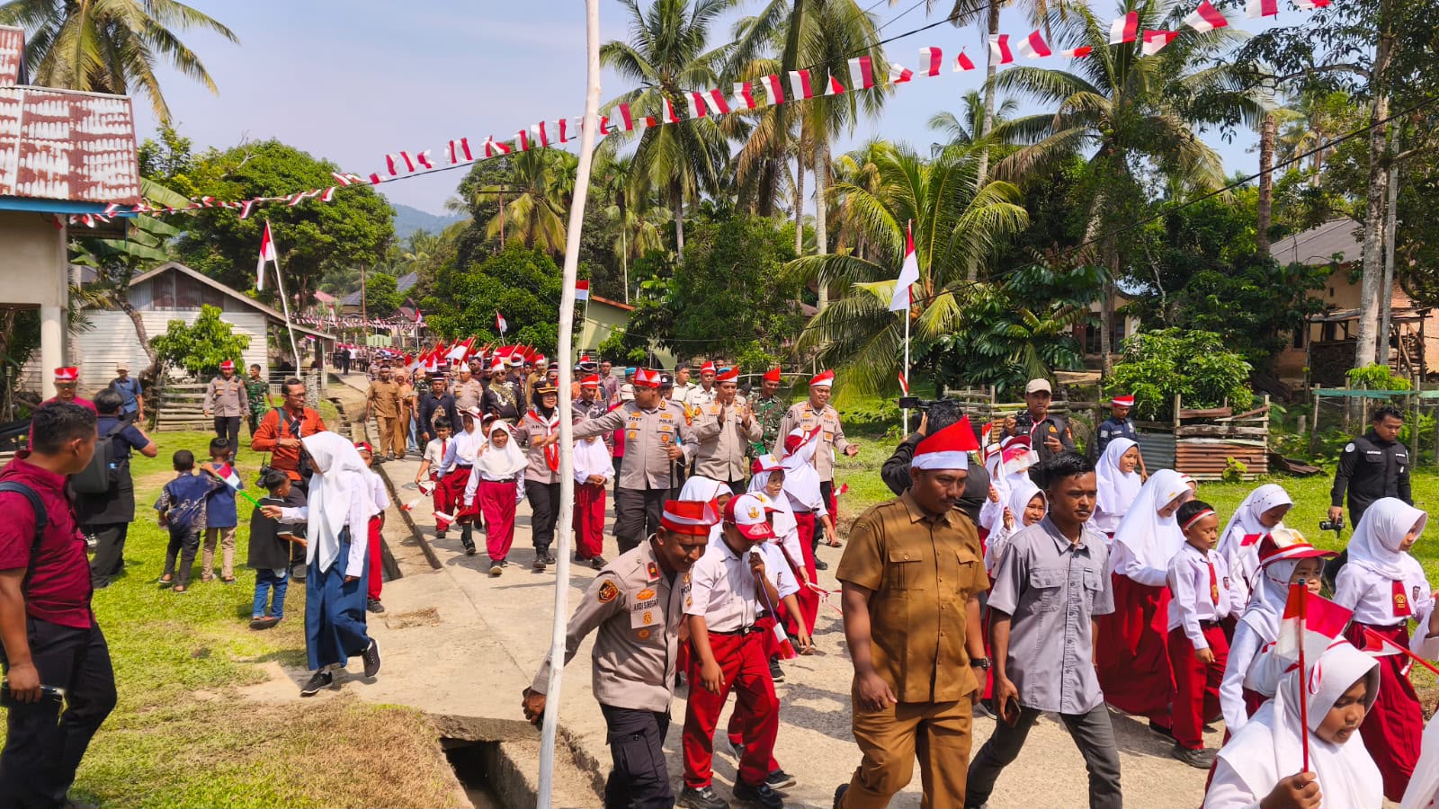 Ekspedisi Merah Putih Polda Riau Tembus Pelosok Kampar dengan Naik Perahu hingga Jalan Kaki