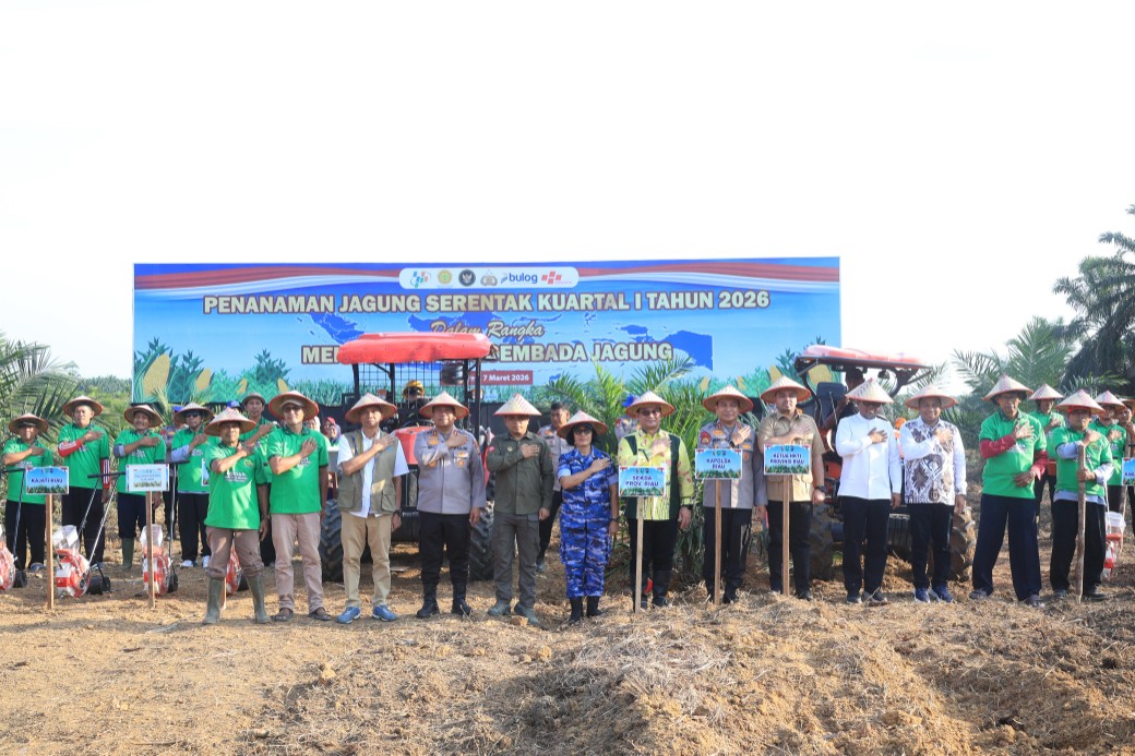 Ikuti Penanaman Jagung Serentak, Kapolda Riau: Produksi 2025 Naik 385 Persen