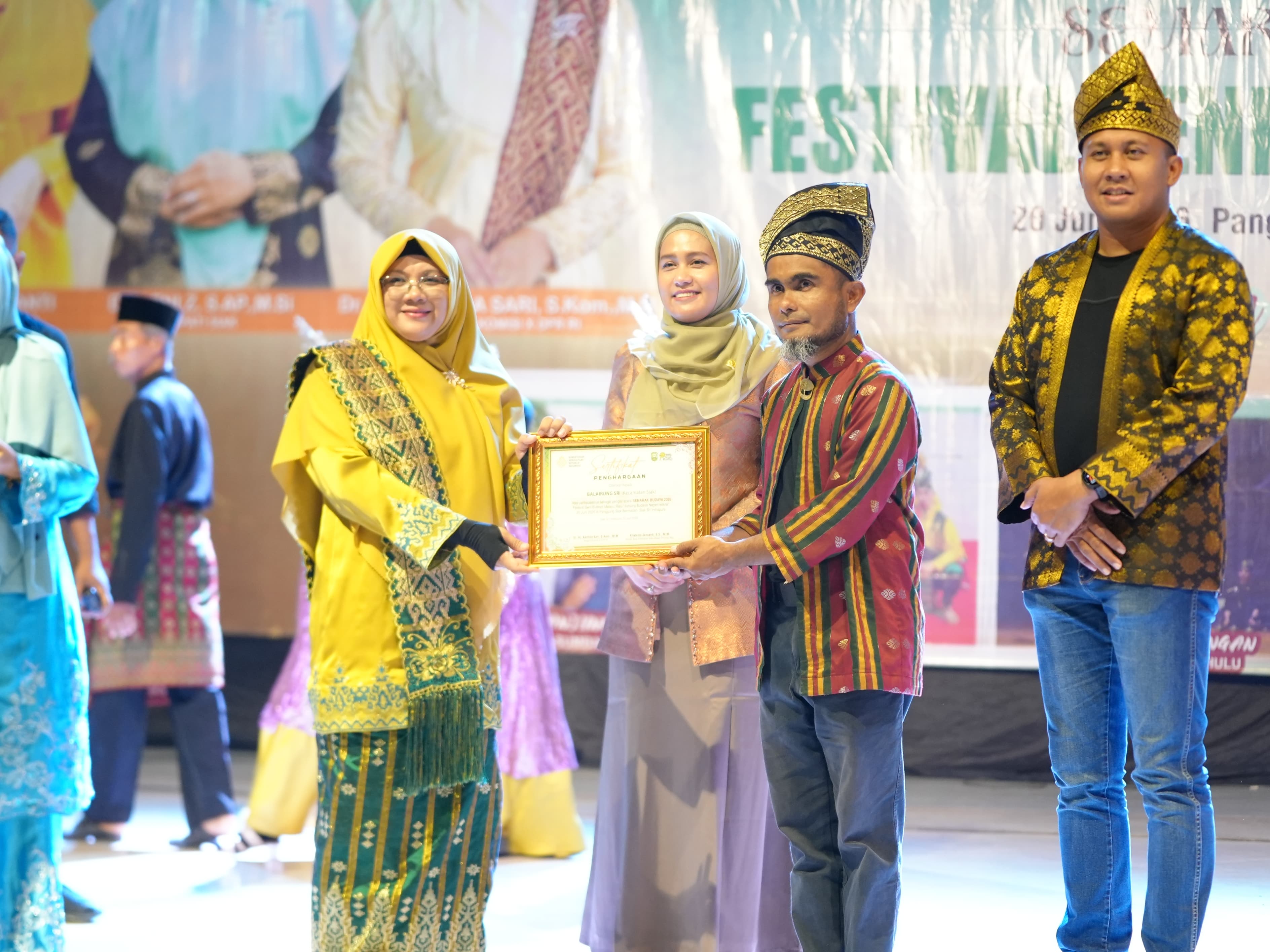 Pembuka Festival Seni Budaya Melayu di Siak Berlangsung Meriah, Bupati Afni Terpesona Penampilan Para Seniman