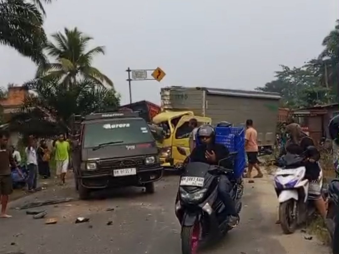 Tiga Truk Tabrakan di Garuda Sakti Kampar, Tiga Orang Luka Serius 