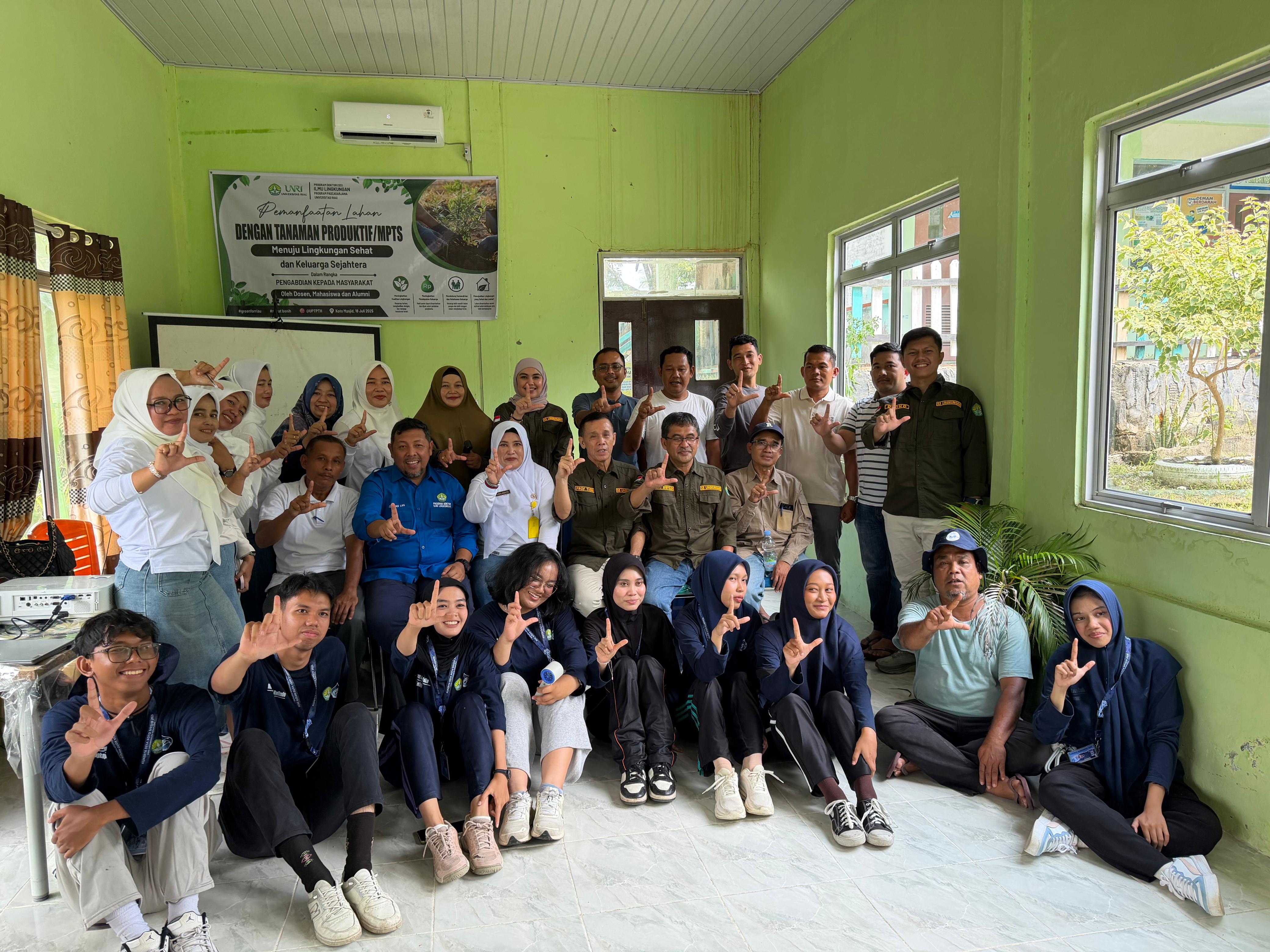 Sambut Dies Natalis Pascasarjana ke-24, Prodi Doktor Ilmu Lingkungan UNRI Tanam Pohon Multifungsi di Desa Koto Masjid