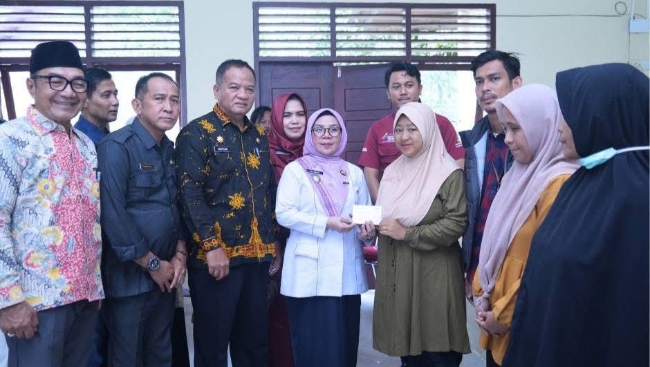 Wabup Misharti Salurkan Bantuan Kartu Keluarga Sejahtera di Kampar