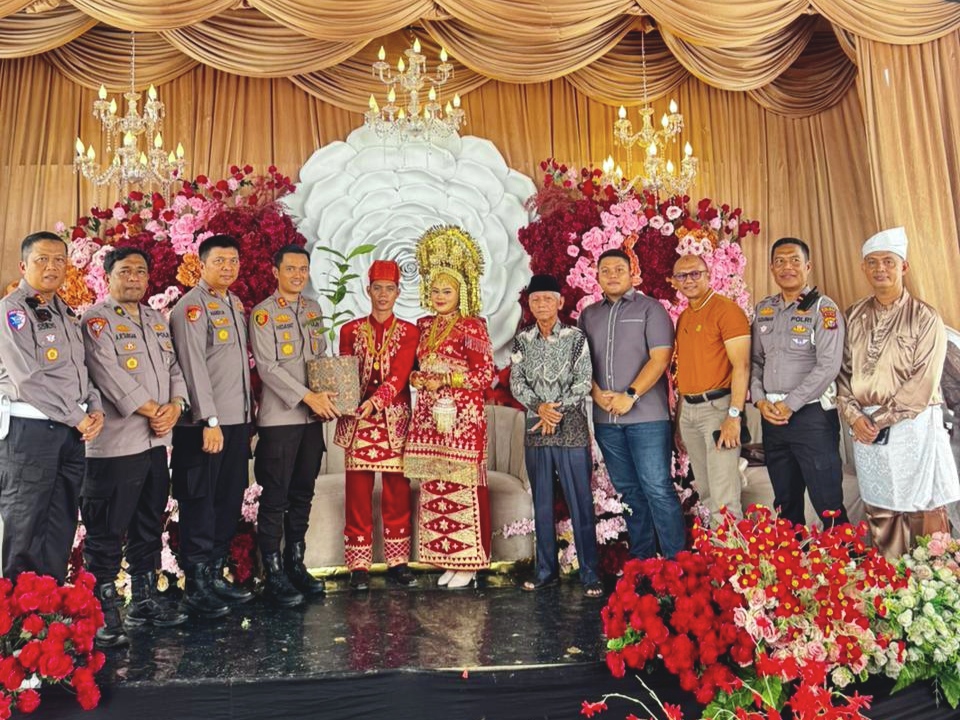 Unik, Kapolres Kuansing Kampanyekan Green Policing di Acara Pernikahan