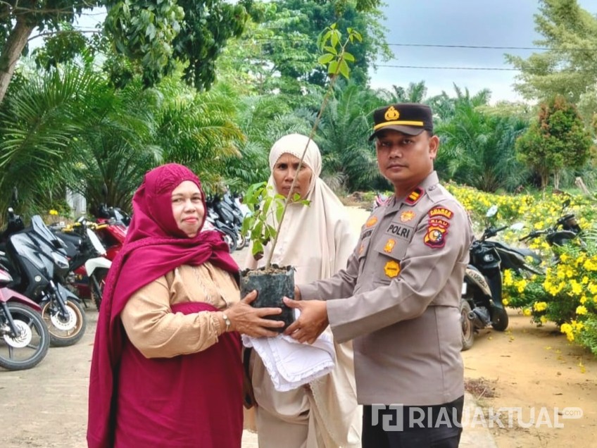 Usai Salat Id, Polsek Rimba Melintang  Bagikan Bibit Pohon ke Jemaah