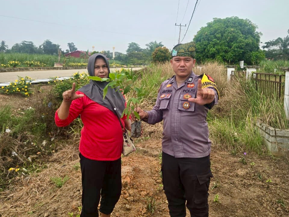 Polsek Rimba Melintang Green Policing dengan Tanam 5 Pohon di Pematang Sikek