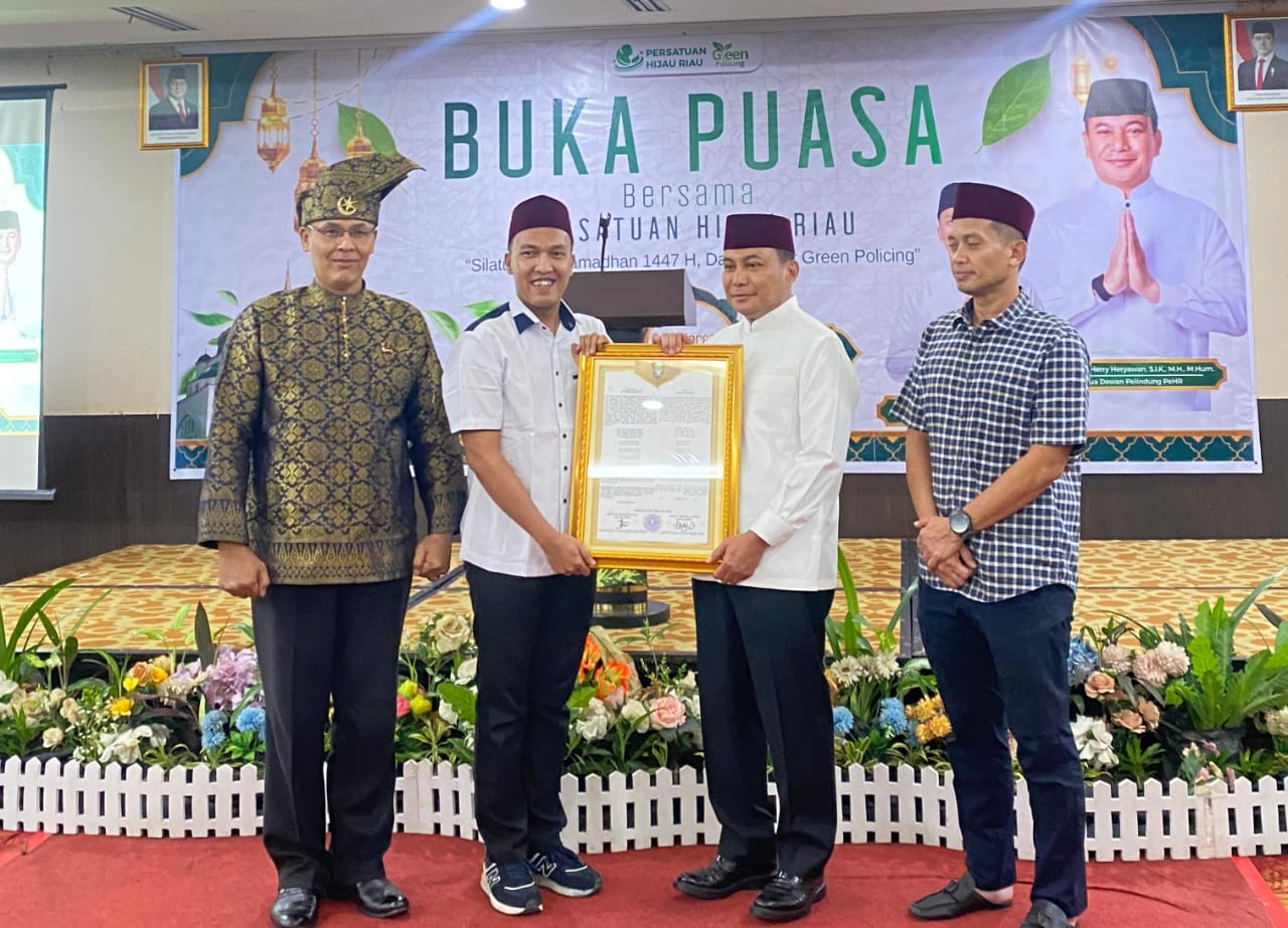 PeHR Anugerahkan Maklumat Hari Ekosistem pada Kapolda Riau 