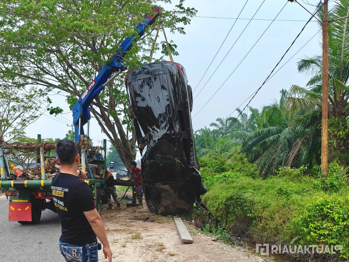 Mobil Dinas Wakil Ketua DPRD Bengkalis Terbalik Usai Tabrakan, Ini Kata Polisi