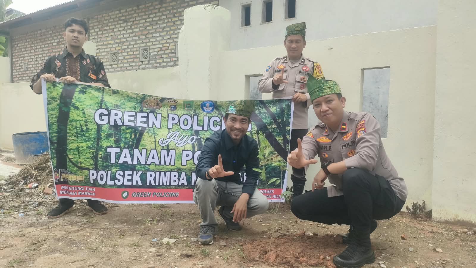 Kapolsek Rimba Melintang Green Policing Tanam Bibit Rambutan di Rohil