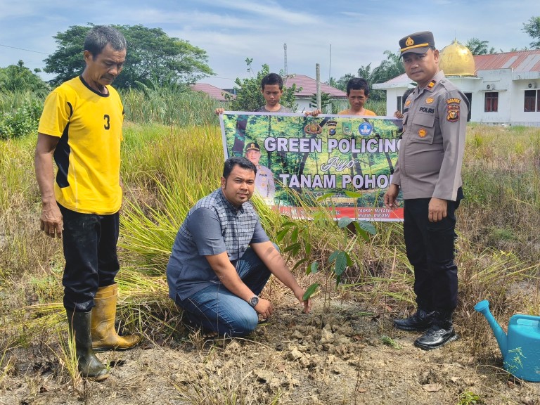 Polsek Rimba Melintang Tanam Pohon di Kantor PGRI, Sosialisasikan Green Policing