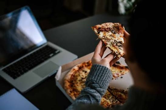 Benarkah Makan Tengah Malam Bisa Picu Fatty Liver? Ini Kata Dokter