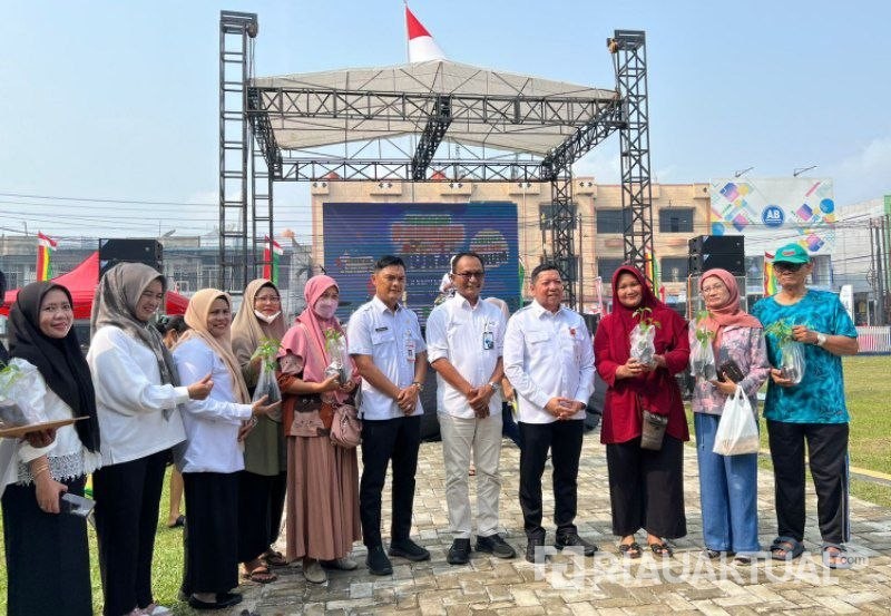 Dorong Pemanfaatan Perkarangan Rumah, Pemprov Riau Bagikan Bibit Cabai ke Masyarakat