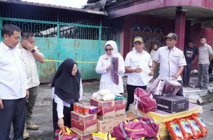 Dua Rumah di Bangkinang Ludes Terbakar, Wabup Kampar Misharti Berikan Bantuan