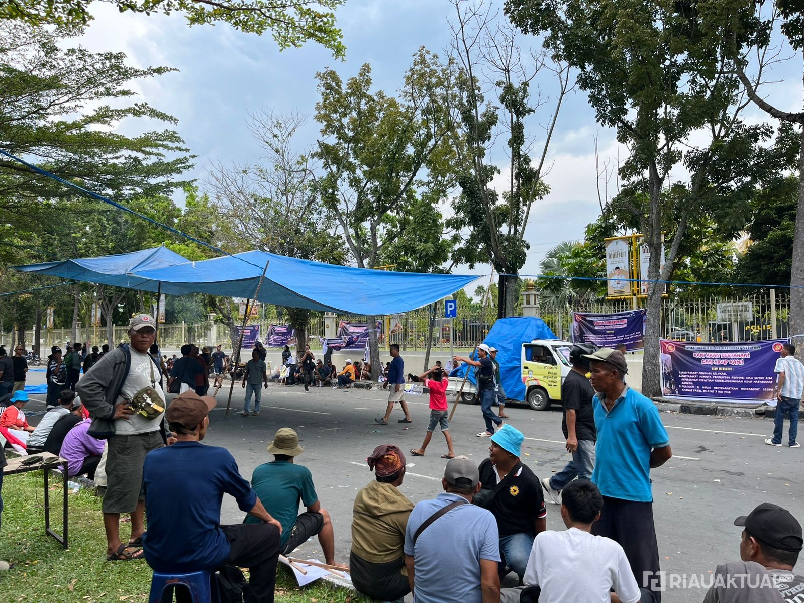 Massa Aksi Dirikan Tenda dan Blokade Jalan Cut Nyak Dien Pekanbaru