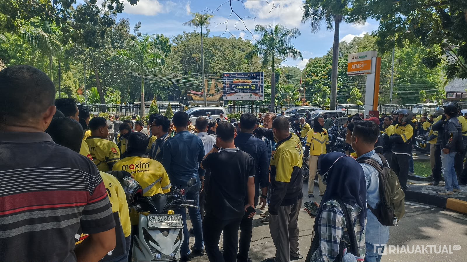 Drivel Ojol Geruduk DPRD Riau, Tuntut Komisi Dipangkas Jadi 8 Persen
