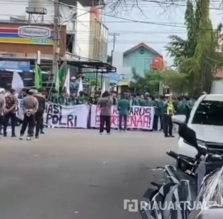 Demo Mahasiswa di Depan Polda Riau Diprotes Pedagang Takjil